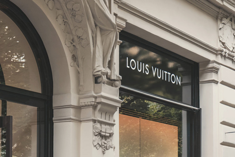 Позиционирование Louis Vuitton основано на апелляции к желаемому стилю жизни: наполненному путешествиями, открытиями, гламуром.